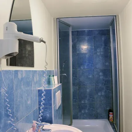 여관 Restaurant Trocadero *